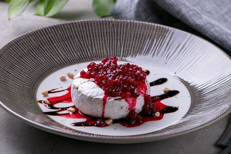 Камамбер на гриле с брусничным вареньем