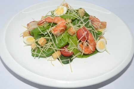 Салат Цезарь с тигровыми креветками на гриле