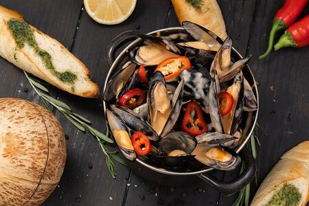 Мидии в соусе том ям с французским багетом