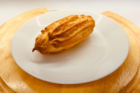 Эклер со сливками и сгущенкой