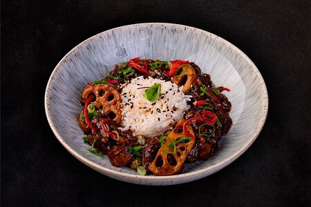 Куриная печень в медово-чесночном соусе с лотосом