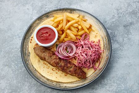 Люля-кебаб из баранины с картофелем фри и салатом