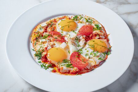 Яичница глазунья с греческим сыром и помидорами