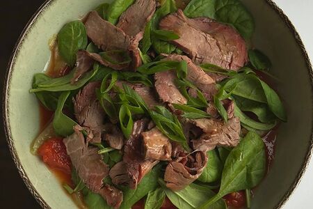 Салат с телятиной терияки в соусе из спелых томатов