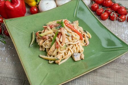Лапша Удон с курицей в сливочном соусе