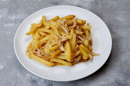 Картофель с луком и свининой