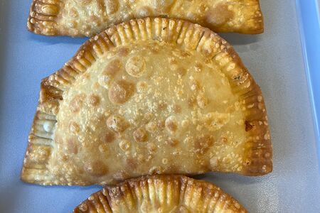 Чебурек с курицей, томатами и сыром