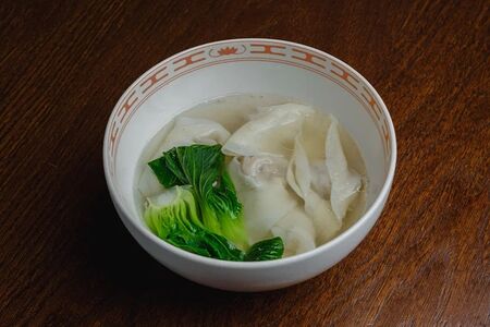 Вонтоны с говядиной в курином бульоне