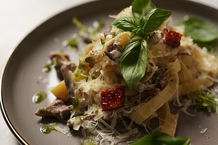 Фетучини с телятиной и вялеными томатами