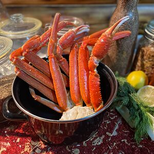 Конечности краба-стригуна, отваренные в ароматном бульоне