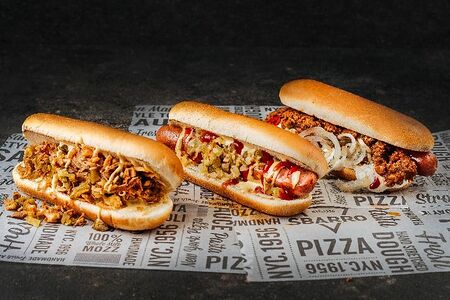 Хот-дог с сосиской и кон карне