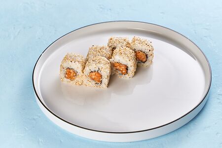 Острый ролл с лососем