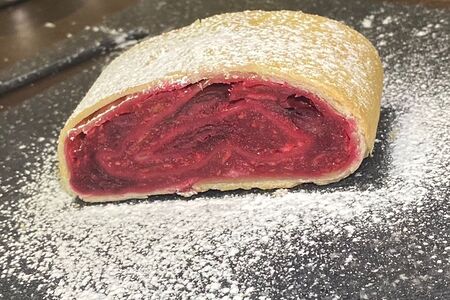 Штрудель вишневый