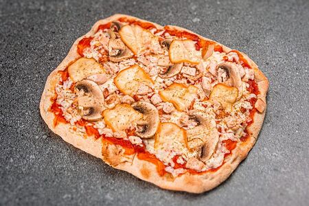 Пицца с подкопченной курицей и грибами