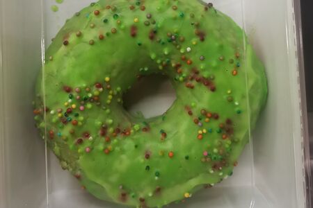 Пончик с цветной глазурью