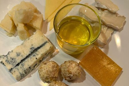 Сырная тарелка с мармеладом и мёдом