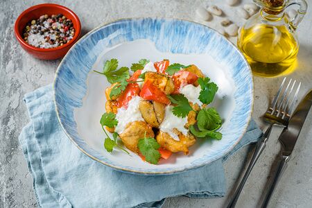 Тёплый салат из баклажан темпура со страчателлой