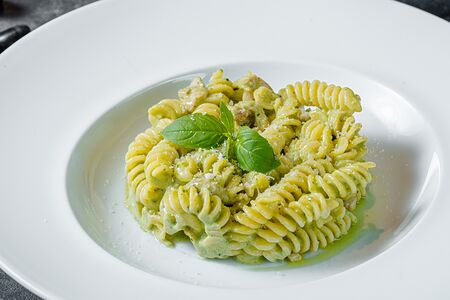Паста с цыпленком и базиликовым песто