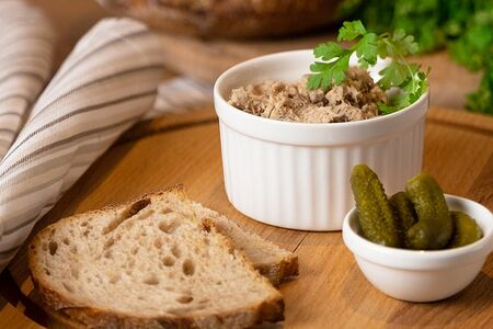 Утиный риет, тосты и корнишоны