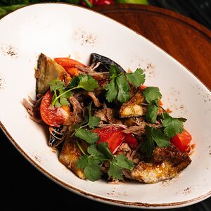 Салат с баклажанами и уткой конфи