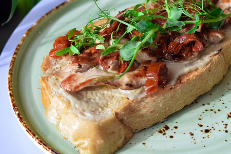 Брускетта с куриной грудкой