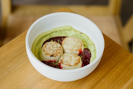 Сырники с фисташковым кремом и малиновым соусом