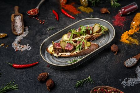 Брускетта с ростбифом