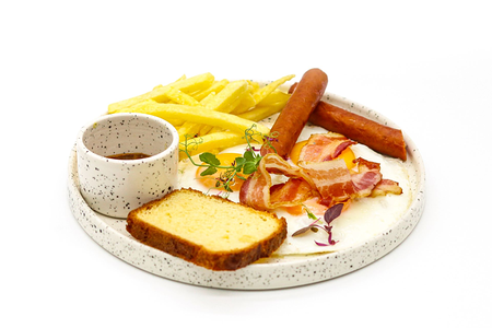 Яйца с колбасками и картофелем фри