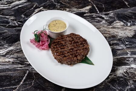 Домашняя котлета с яйцом и грибным соусом