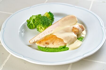 Куриная грудка с брокколи и пармезаном