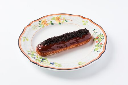 Эклер с маком и зеркальной глазурью