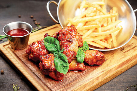 Крылья BBQ с картофелем фри