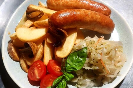 Колбаски с молодым картофелем