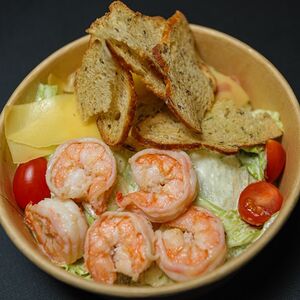 Салат Цезарь с тигровой креветкой