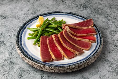 Стейк из тунца с бобами эдамамэ