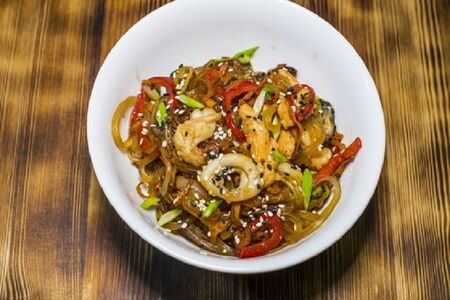 Wok с морепродуктами и лапшой удон