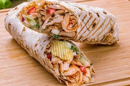 Острая шаурма с курицей на мангале