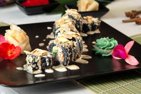 Блэк ролл с миндалем