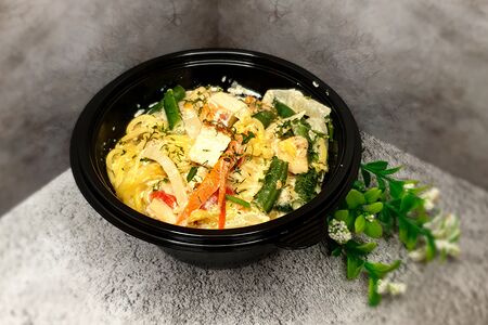 Лапша в сливочном соусе со свининой и овощами