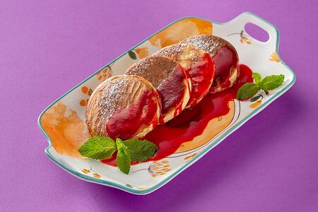 Оладьи с клубничным соусом