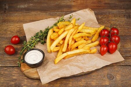 Картошка фри с сырным соусом