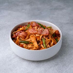 Вок с курицей и беконом