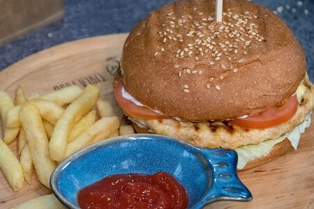 Бургер с курицей и фри