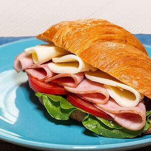 Круассан с ветчиной и сыром