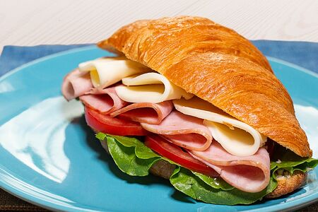 Круассан с ветчиной и сыром