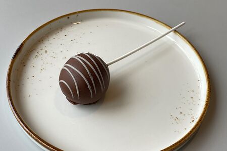 Кейк-попс в молочном шоколаде