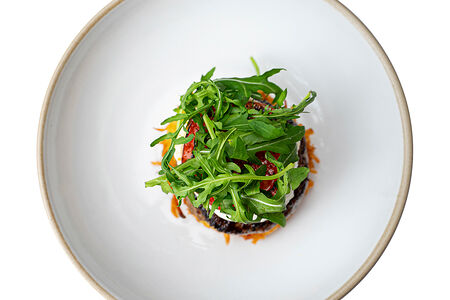 Котлета из говядины с драником и сметаной