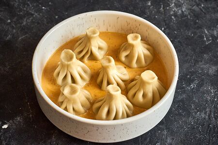 Мини-хинкали с говядиной в перечном соусе