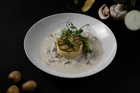 Бефстроганов с белыми грибами и картофельным пюре