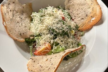 Салат Цезарь с цыпленком